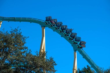 Orlando, Florida. 7 Aralık 2019. Seaworld 'de Kraken lunaparkında eğlenen insanlar (1)