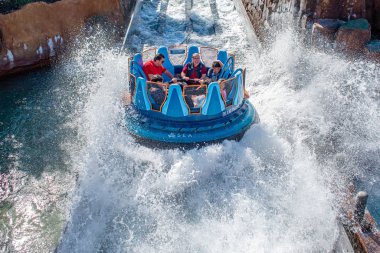 Orlando, Florida. 7 Aralık 2019. İnsanlar Seaworld 'de Infinity Falls' un keyfini çıkarıyorlar (200).