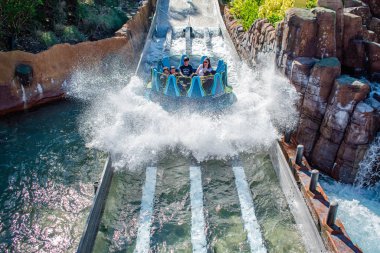 Orlando, Florida. 7 Aralık 2019. Seaworld 'de Infinity Falls' un keyfini çıkaran insanlar (195)