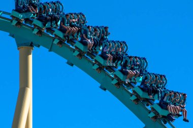 Orlando, Florida. 7 Aralık 2019. Deniz Dünyası 'nda Kraken hız treninin keyfini çıkaran insanlar (107)