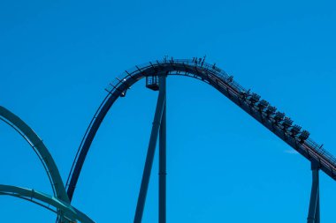 Orlando, Florida. 7 Aralık 2019. İnsanlar Seaworld 'de Mako rollercoaster (142).