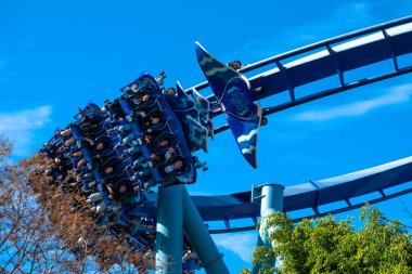 Orlando, Florida. 7 Aralık 2019. Seaworld 'de Manta Ray lunapark treninde eğlenen insanlar (158)