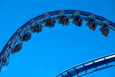 Orlando, Florida. 7 Aralık 2019. Seaworld 'de Manta Ray lunapark treninde eğlenen insanlar (157).