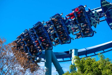 Orlando, Florida. 7 Aralık 2019. Seaworld 'de Manta Ray lunapark treninde eğlenen insanlar (155).