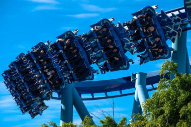 Orlando, Florida. 7 Aralık 2019. Seaworld 'de Manta Ray lunapark treninde eğlenen insanlar (164).