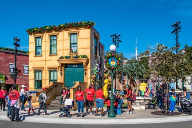 Orlando, Florida. 7 Aralık 2019. Seaworld 'deki Susam Sokağı bölgesinde yürüyen insanlar (201)