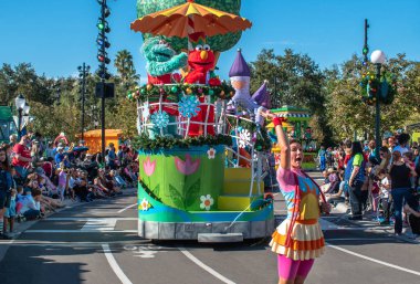 Orlando, Florida. 7 Aralık 2019. Seaworld 'deki Susam Sokağı Noel Geçidi' nde Rosita, Elmo ve dansçı.).
