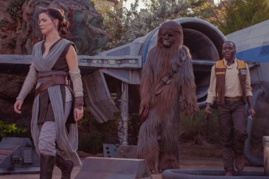 Orlando, Florida. 27 Kasım 2019 Chewbacca ve Rey, Star Wars Galaxys Edge, Hollywood Stüdyoları 'nda (2.)