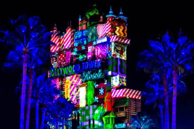 Orlando, Florida. Hollywood Stüdyoları 'ndaki Hollywood Tower Hotel' de 27 Kasım 2019 Renkli tahminler (251)