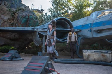 Orlando, Florida. 27 Kasım 2019 Rey ve Star Wars Galaxys Edge 'deki uzay gemisi (3))