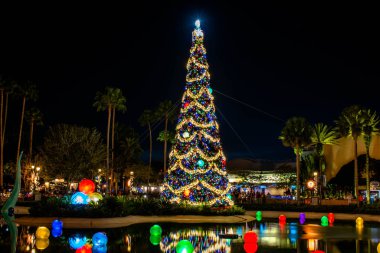 Orlando, Florida. 27 Kasım 2019. Hollywood Stüdyolarındaki Echo Gölü 'nde Noel ağacı ve bayram süslemesi (6))