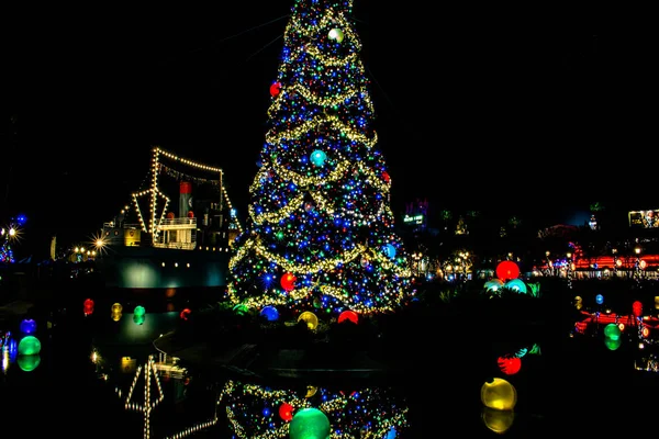 Orlando, Florida. 27 Kasım 2019. Hollywood Stüdyoları 'ndaki Echo Gölü' nde Noel ağacı ve bayram süsü.)