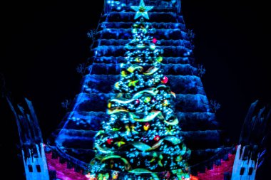 Orlando, Florida. 27 Kasım 2019. Hollywood Stüdyolarındaki Çin Tiyatrosu 'na yansıyan Noel ağacı (633)