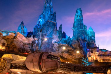 Orlando, Florida. 27 Kasım 2019. Hollywood Stüdyoları 'ndaki Star Wars Galaxys Edge' deki Millennium Falcon ve mavi dağların kısmi görüntüsü (103).