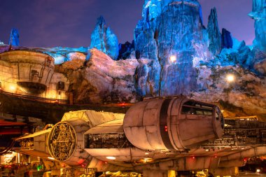 Orlando, Florida. 27 Kasım 2019. Hollywood Stüdyoları 'ndaki Star Wars Galaxys Edge' deki Millennium Falcon ve mavi dağların kısmi görüntüsü (105)).