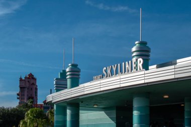 Orlando, Florida. 27 Kasım 2019. Hollywood Stüdyolarındaki Skyliner istasyonunun kısmi görüntüsü (19)