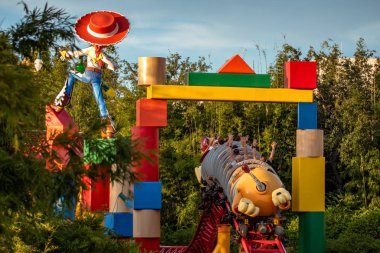 Orlando, Florida. 27 Kasım 2019. İnsanlar Hollywood Stüdyolarında Slinky Dog Dash lunapark treninin keyfini çıkarıyorlar (133).
