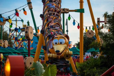 Orlando, Florida. 27 Kasım 2019. Hollywood Stüdyolarında Slinky Dog Dash lunapark treninin keyfini çıkaran insanlar (143).