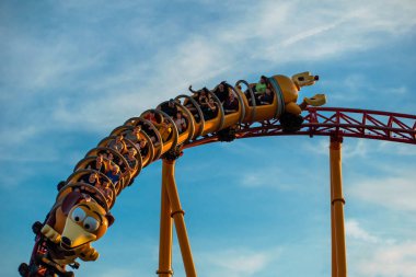 Orlando, Florida. 27 Kasım 2019. Hollywood Stüdyolarında Slinky Dog Dash lunapark treninin keyfini çıkaran insanlar (141)
