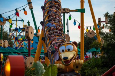 Orlando, Florida. 27 Kasım 2019. Hollywood Stüdyolarında Slinky Dog Dash lunapark treninin keyfini çıkaran insanlar (144).