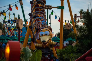 Orlando, Florida. 27 Kasım 2019. İnsanlar Hollywood Stüdyolarında Slinky Dog Dash lunapark treninin keyfini çıkarıyorlar (147).