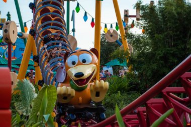 Orlando, Florida. 27 Kasım 2019. Hollywood Stüdyolarında Slinky Dog Dash lunapark treninin keyfini çıkaran insanlar (146).