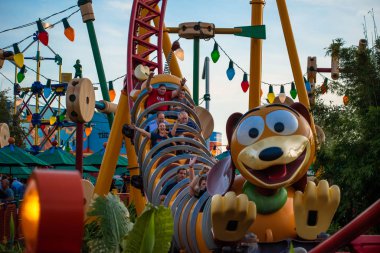 Orlando, Florida. 27 Kasım 2019. Hollywood Stüdyolarında Slinky Dog Dash lunapark treninin keyfini çıkaran insanlar (148).