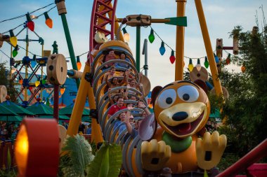 Orlando, Florida. 27 Kasım 2019. İnsanlar Hollywood Stüdyolarında Slinky Dog Dash lunapark treninin keyfini çıkarıyorlar (149).
