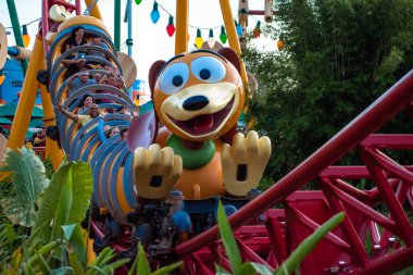 Orlando, Florida. 27 Kasım 2019. Hollywood Stüdyolarında Slinky Dog Dash lunapark treninin keyfini çıkaran insanlar (151).