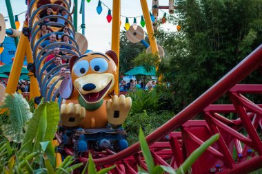 Orlando, Florida. 27 Kasım 2019. Hollywood Stüdyolarında Slinky Dog Dash lunapark treninin keyfini çıkaran insanlar (152)