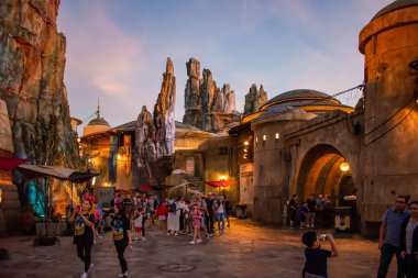 Orlando, Florida. 27 Kasım 2019. İnsanlar Hollywood Stüdyoları 'nda Star Wars Galaxy Edge' de aile fotoğrafı çekiyor.).