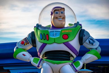 Orlando, Florida. 27 Kasım 2019. Hollywood Stüdyoları 'nın günbatımı arka planında Buzz Light Yerar' ın üst görüntüsü (97)).