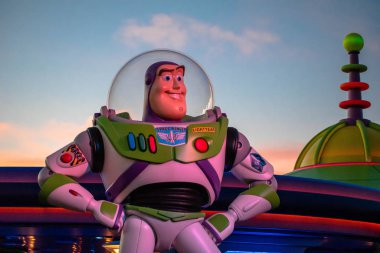 Orlando, Florida. 27 Kasım 2019. Hollywood Stüdyoları 'nın günbatımı arka planında Buzz Light Yerar' ın üst görüntüsü (136)).