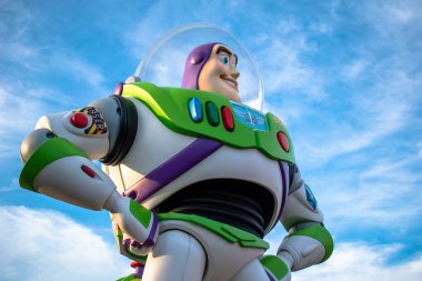 Orlando, Florida. 27 Kasım 2019. Hollywood Stüdyoları 'nın günbatımı arka planında Buzz Light Yerar' ın üst görüntüsü (99))