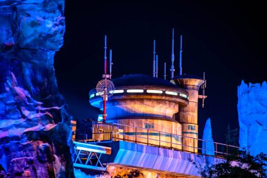 Orlando, Florida. 27 Kasım 2019. Hollywood Stüdyoları 'ndaki Star Wars Galaxy Edge' deki kayalık dağ manzarası ve aydınlık bina (58))
