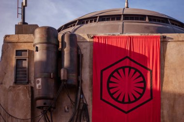 Orlando, Florida. 27 Kasım 2019. Hollywood Stüdyoları 'ndaki Star Wars Galaxys Edge' de özel sembollü kırmızı bayrağın üst görüntüsü..