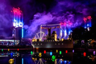 Orlando, Florida. 27 Kasım. 2019 Jingle Bell, Jingle Bam Hollywood Stüdyolarında muhteşem havai fişekler)