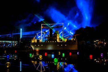 Orlando, Florida. 27 Kasım. 2019 Jingle Bell, Jingle Bam Hollywood Stüdyolarında muhteşem havai fişekler).