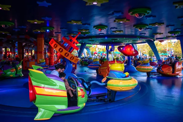 Orlando Florida November 2019 People Enjoying Alien Swirling Saucers Hollywood — Stock Photo, Image