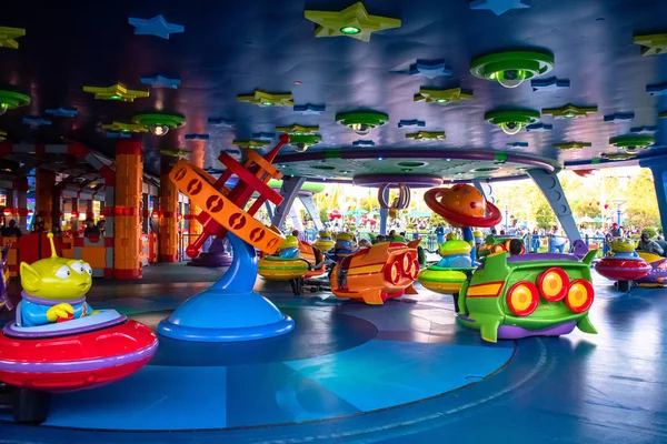 Orlando Florida November 2019 People Enjoying Alien Swirling Saucers Hollywood — Stock Photo, Image