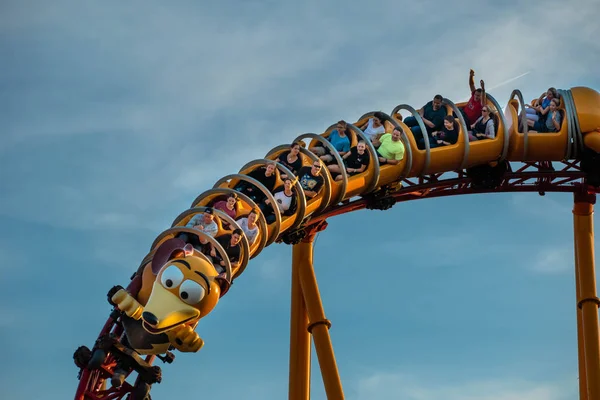 Orlando Florida November 2019 Mensen Die Genieten Van Slinky Dog — Stockfoto