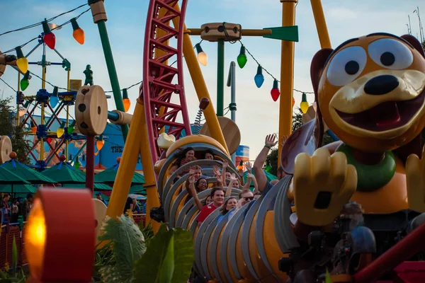 Orlando Florida November 2019 People Enjoying Slinky Dog Dash Rollercoaster — Stock Photo, Image