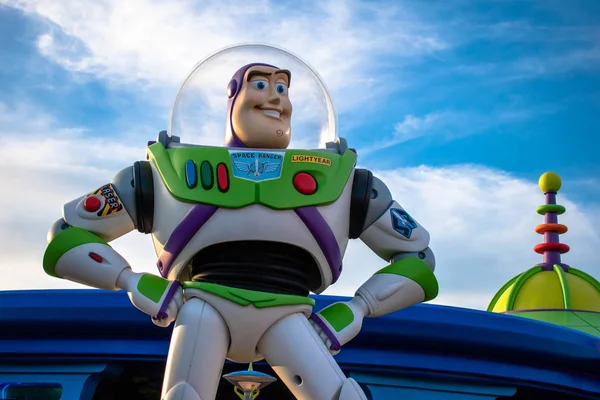 Orlando, Florida. 27 Kasım 2019. Hollywood Stüdyoları 'nın günbatımı arka planında Buzz Light Yerar' ın üst görüntüsü (98)).