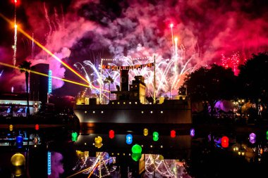 Orlando, Florida. 27 Kasım. 2019 Jingle Bell, Jingle Bam Hollywood Stüdyolarında muhteşem havai fişekler (78)).