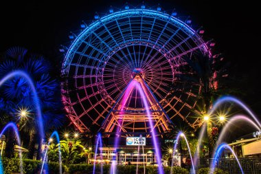 Orlando, Florida. 13 Aralık 2019. Uluslararası sürüş alanında renkli fıskiyeli büyük tekerlek (7).