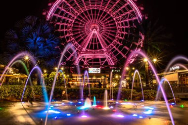 Orlando, Florida. 13 Aralık 2019. Uluslararası sürüş alanında renkli fıskiyeli büyük tekerlek (10))