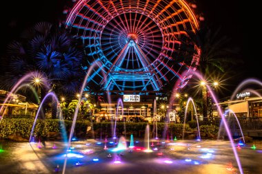 Orlando, Florida. 13 Aralık 2019. Uluslararası sürüş alanında renkli fıskiyeli büyük tekerlek (6))