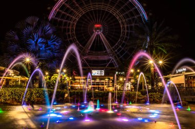 Orlando, Florida. 13 Aralık 2019. Uluslararası sürüş alanında renkli fıskiyeli büyük tekerlek (4)).