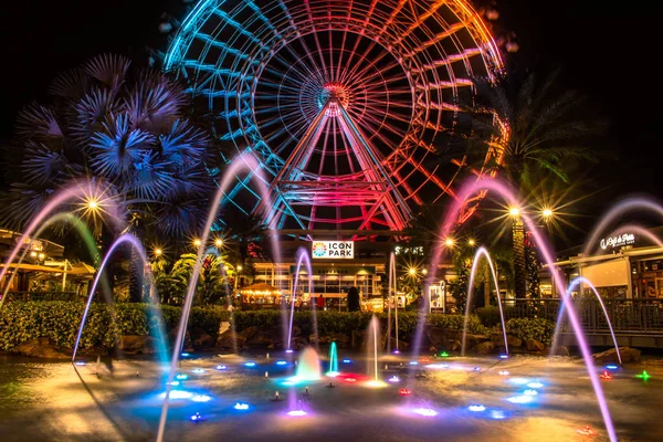 Orlando Florida December 2019 Verlicht Groot Wiel Met Kleurrijke Fontein — Stockfoto