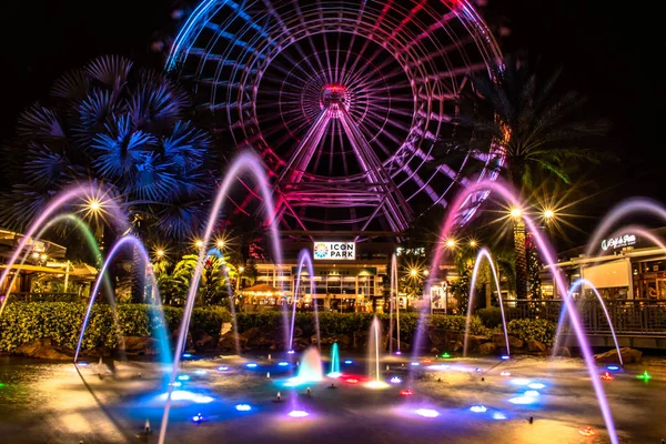 Orlando Florida Diciembre 2019 Rueda Grande Iluminada Con Fuente Colores — Foto de Stock